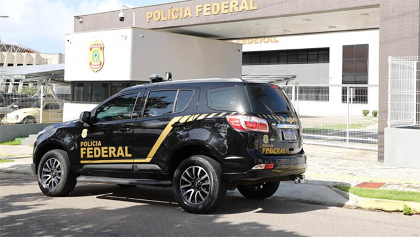 Imagem 1 - Empresários são investigados por captação irregular de recursos e lavagem de dinheiro no RN. Segundo a PF, as investigações revelaram um esquema em que os responsáveis pela empresa Lotus Gestão e Desenvolvimento, juntamente com outras entidades corporativas associadas, engajaram-se na promoção de investimentos ilusórios, causando prejuízos numerosos a investidores. Na manhã desta quarta-feira (18), um mandado de busca e apreensão foi cumprido em Natal, na residência de um casal suspeito de ser a figura central do esquema fraudulento. Imagem 1 - Empresários são investigados por captação irregular de recursos e lavagem de dinheiro no RN. Segundo a PF, as investigações revelaram um esquema em que os responsáveis pela empresa Lotus Gestão e Desenvolvimento, juntamente com outras entidades corporativas associadas, engajaram-se na promoção de investimentos ilusórios, causando prejuízos numerosos a investidores. Na manhã desta quarta-feira (18), um mandado de busca e apreensão foi cumprido em Natal, na residência de um casal suspeito de ser a figura central do esquema fraudulento.