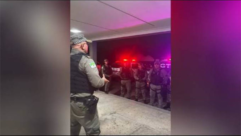 Imagem 1 - Policiais do 2º BPM intensificam ações ostensivas para prevenir crimes pontos críticos de Mossoró. A Operação “Impacto I” foi deflagrada na noite desta terça-feira (17). Segundo o Tenente-Coronel Cirne, comandante do 2º BPM, foi detectado, através de um trabalho da inteligência da PM, os pontos mais críticos do município de Mossoró, aqueles onde determinados crimes ocorrem com maior frequência. Com esses dados em mãos, é possível intensificar a atuação dos policiais, com o objetivo de combater esses crimes com maior efetividade, garantindo a segurança da população. Imagem 1 - Policiais do 2º BPM intensificam ações ostensivas para prevenir crimes pontos críticos de Mossoró. A Operação “Impacto I” foi deflagrada na noite desta terça-feira (17). Segundo o Tenente-Coronel Cirne, comandante do 2º BPM, foi detectado, através de um trabalho da inteligência da PM, os pontos mais críticos do município de Mossoró, aqueles onde determinados crimes ocorrem com maior frequência. Com esses dados em mãos, é possível intensificar a atuação dos policiais, com o objetivo de combater esses crimes com maior efetividade, garantindo a segurança da população.