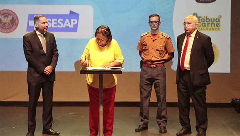 Imagem 1 - A governadora Fátima Bezerra assinou, ao lado do Secretário Nacional da Segurança Pública, Mário Luiz Sarrubbo, do Ministério da Justiça, a portaria que estabelece as diretrizes do programa Escuta Susp no Rio Grande do Norte. O programa vai disponibilizar atendimento psicológico on-line com um protocolo específico para os agentes de segurança pública. O Rio Grande do Norte, juntamente com os estados de Minas Gerais, Sergipe e mais o Distrito Federal, são pioneiros na implementação do projeto que integra o Sistema Único de Segurança Pública (SUSP). No RN, é destinado a policiais e bombeiros militares, policiais civis e servidores do Instituto Técnico-Científico de Perícia, que representam um público de aproximadamente 12 mil profissionais. Imagem 1 - A governadora Fátima Bezerra assinou, ao lado do Secretário Nacional da Segurança Pública, Mário Luiz Sarrubbo, do Ministério da Justiça, a portaria que estabelece as diretrizes do programa Escuta Susp no Rio Grande do Norte. O programa vai disponibilizar atendimento psicológico on-line com um protocolo específico para os agentes de segurança pública. O Rio Grande do Norte, juntamente com os estados de Minas Gerais, Sergipe e mais o Distrito Federal, são pioneiros na implementação do projeto que integra o Sistema Único de Segurança Pública (SUSP). No RN, é destinado a policiais e bombeiros militares, policiais civis e servidores do Instituto Técnico-Científico de Perícia, que representam um público de aproximadamente 12 mil profissionais.