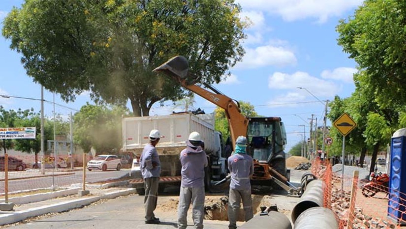 Imagem 1 - Duas faixas da Av. Abel Coelho serão interditadas para obras da adutora Apodi/Mossoró. A medida é necessária porque tubulações com diferentes finalidades passam no local. Serão interditadas duas faixas da avenida Abel Coelho no sentido Abolição/Centro, em Mossoró. O trecho interditado vai do Supermercado Cidade até o Restaurante Germanos. A orientação é que os motoristas utilizem vias alternativas durante o período que vai desta quarta-feira (18) até a sexta-feira (27). As obras da adutora Apodi/Mossoró seguem cronograma de serviços para que ela esteja pronta em junho de 2025. Imagem 1 - Duas faixas da Av. Abel Coelho serão interditadas para obras da adutora Apodi/Mossoró. A medida é necessária porque tubulações com diferentes finalidades passam no local. Serão interditadas duas faixas da avenida Abel Coelho no sentido Abolição/Centro, em Mossoró. O trecho interditado vai do Supermercado Cidade até o Restaurante Germanos. A orientação é que os motoristas utilizem vias alternativas durante o período que vai desta quarta-feira (18) até a sexta-feira (27). As obras da adutora Apodi/Mossoró seguem cronograma de serviços para que ela esteja pronta em junho de 2025.