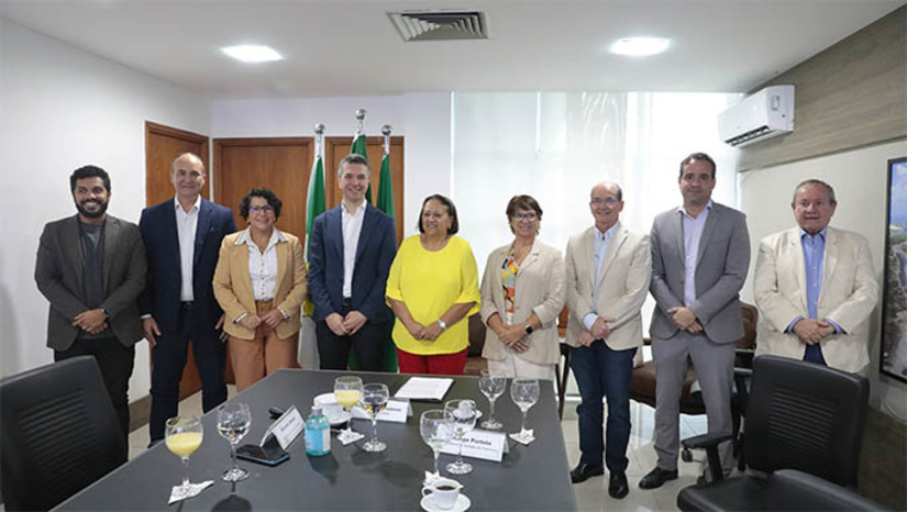 Imagem 1 - Superintendente confirma funcionamento do HUB dos Correios no RN para o início de 2025. A governadora Fátima Bezerra recebeu nesta quarta-feira (18) o CEO Ricardo Gesse e o diretor de operações André Lima, da Zurich Airport, concessionária do Aeroporto Aluízio Alves, em São Gonçalo do Amarante, e a superintendente dos Correios no RN, Jaqueline Costa, para tratar dos investimento que vêm sendo feitos no terminal aéreo, bem como para tratar do início das operações do HUB dos Correios, que irá funcionar no local. Imagem 1 - Superintendente confirma funcionamento do HUB dos Correios no RN para o início de 2025. A governadora Fátima Bezerra recebeu nesta quarta-feira (18) o CEO Ricardo Gesse e o diretor de operações André Lima, da Zurich Airport, concessionária do Aeroporto Aluízio Alves, em São Gonçalo do Amarante, e a superintendente dos Correios no RN, Jaqueline Costa, para tratar dos investimento que vêm sendo feitos no terminal aéreo, bem como para tratar do início das operações do HUB dos Correios, que irá funcionar no local.