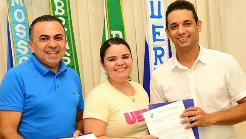 Imagem 1 - Em visita a Profª. Drª. Cicília Maia, Allyson reafirmou o seu compromisso com a Instituição de Ensino Superior, destacando também a parceria com a universidade ao longo dos últimos três anos e nove meses. Allyson recebeu da reitora uma carta-compromisso elaborada pela Uern, documento em que a instituição apresenta suas ideias e pleitos para os candidatos à Prefeitura de Mossoró. “Nosso compromisso com a Uern é uma realidade, uma parceria que deu certo e vai continuar para seguir impulsionando o desenvolvimento da nossa cidade”, concluiu o prefeito. Imagem 1 - Em visita a Profª. Drª. Cicília Maia, Allyson reafirmou o seu compromisso com a Instituição de Ensino Superior, destacando também a parceria com a universidade ao longo dos últimos três anos e nove meses. Allyson recebeu da reitora uma carta-compromisso elaborada pela Uern, documento em que a instituição apresenta suas ideias e pleitos para os candidatos à Prefeitura de Mossoró. “Nosso compromisso com a Uern é uma realidade, uma parceria que deu certo e vai continuar para seguir impulsionando o desenvolvimento da nossa cidade”, concluiu o prefeito.