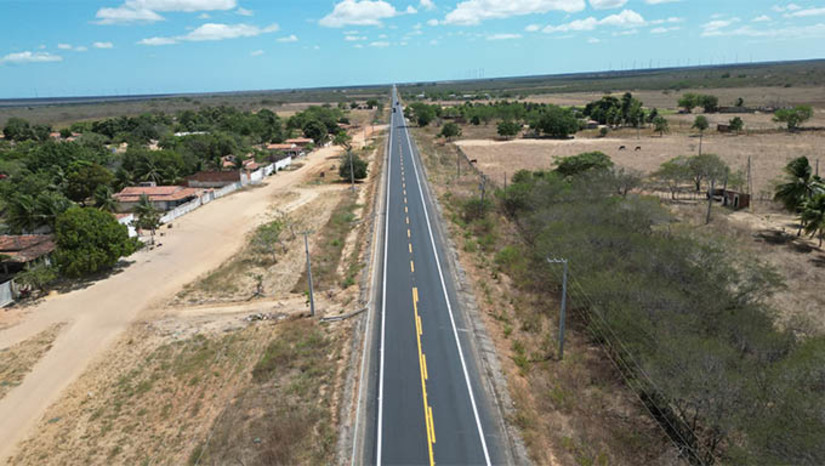 Imagem 1 - Governo inaugura trecho da RN-401 reconstruído em parceria com a Brava Energia. O trecho de 12 km foi liberado oficialmente para o tráfego de veículos na tarde desta quarta-feira (18). A via dá acesso à cidade de Guamaré, além de praias do Litoral Norte e da refinaria Clara Camarão. A rodovia foi reconstruída em parceria com a Prefeitura de Guamaré e a empresa Brava Energia (antiga 3R Petroleum). “Uma obra de muitas lutas, que finalmente foi alcançada. Por esta estrada passam 30% do PIB industrial do Rio Grande do Norte”, destacou a gerente de Relações Institucionais da Brava Energia, Larissa Dantas. Imagem 1 - Governo inaugura trecho da RN-401 reconstruído em parceria com a Brava Energia. O trecho de 12 km foi liberado oficialmente para o tráfego de veículos na tarde desta quarta-feira (18). A via dá acesso à cidade de Guamaré, além de praias do Litoral Norte e da refinaria Clara Camarão. A rodovia foi reconstruída em parceria com a Prefeitura de Guamaré e a empresa Brava Energia (antiga 3R Petroleum). “Uma obra de muitas lutas, que finalmente foi alcançada. Por esta estrada passam 30% do PIB industrial do Rio Grande do Norte”, destacou a gerente de Relações Institucionais da Brava Energia, Larissa Dantas.