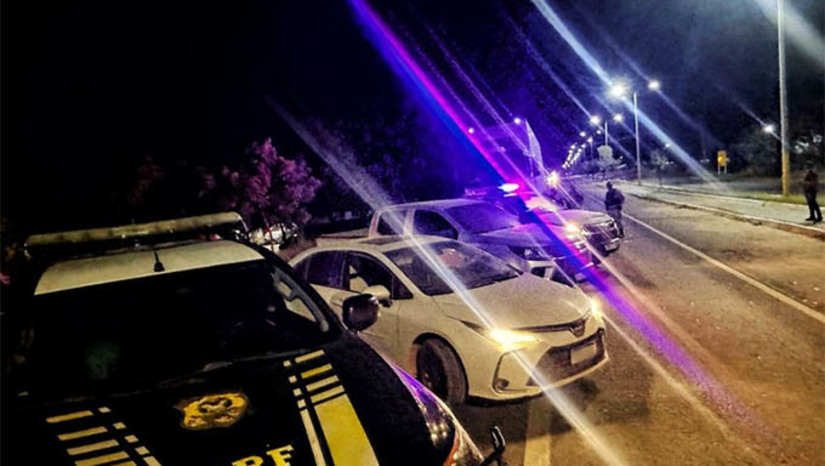 Imagem 1 - Suspeitos de roubar carreta de cerveja em Patos/PB são presos em Apodi/RN; carga foi recuperada. A prisão foi realizada pela PRF, em ação integrada com a Polícia Militar do Rio Grande do Norte e a Polícia Civil da Paraíba, na noite desta quarta-feira (17). O crime aconteceu na madrugada do mesmo dia, em Patos/PB, durante uma fiscalização de agentes do Fisco Estadual paraibano. Ao abordarem uma carreta para fiscalização, os fiscais foram interrompidos pelos suspeitos, que estavam armados. Eles renderam a equipe e roubaram a carreta, a chave da viatura, além dos celulares funcionais e particulares dos agentes. Os suspeitos e a carreta foram localizados por volta das 18h, na zona rural de Apodi/RN, na divisa com o estado do Ceará. Imagem 1 - Suspeitos de roubar carreta de cerveja em Patos/PB são presos em Apodi/RN; carga foi recuperada. A prisão foi realizada pela PRF, em ação integrada com a Polícia Militar do Rio Grande do Norte e a Polícia Civil da Paraíba, na noite desta quarta-feira (17). O crime aconteceu na madrugada do mesmo dia, em Patos/PB, durante uma fiscalização de agentes do Fisco Estadual paraibano. Ao abordarem uma carreta para fiscalização, os fiscais foram interrompidos pelos suspeitos, que estavam armados. Eles renderam a equipe e roubaram a carreta, a chave da viatura, além dos celulares funcionais e particulares dos agentes. Os suspeitos e a carreta foram localizados por volta das 18h, na zona rural de Apodi/RN, na divisa com o estado do Ceará.