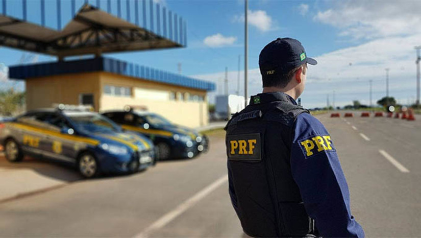 Imagem 1 -  Portaria conjunta estabelece regras específicas para a atuação da PRF nas eleições 2024 . A portaria, assinada pela presidente do TSE, ministra Cármen Lúcia, e pelo Ministro da Justiça e Segurança Pública, Ricardo Lewandowski, foi assinada nesta quinta-feira (19) e estabelece regras sobre como os agentes da PRF devem proceder nos dias 6 e 27 de outubro, datas do primeiro e do segundo turnos das eleições municipais de 2024. Entre as determinações está a proibição de obstrução à livre circulação de pessoas eleitoras, sendo vedada a realização de bloqueios de rodovias federais para fins meramente administrativos ou para apuração de descumprimento de obrigação veicular.