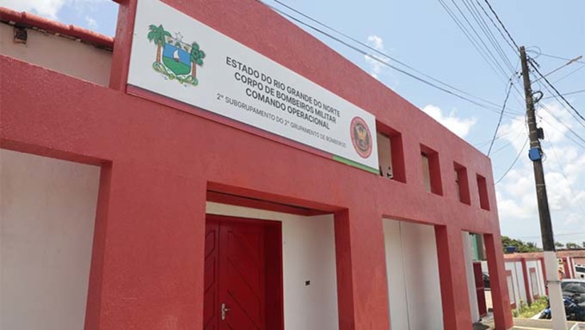 Imagem 1 - A nova unidade faz parte do processo de interiorização do Corpo de Bombeiros, que já conta com postos avançados em municípios como Currais Novos, Apodi, Assú e Patu. A unidade contará com uma equipe de bombeiros militares e um Auto Bomba Tanque e Salvamento (ABTS), o que permitirá uma redução significativa no tempo de resposta às emergências locais. A estrutura do novo quartel, que atende 25 municípios da região do Litoral Sul, foi construída com investimento da Prefeitura de Goianinha, enquanto o Governo do Estado é responsável pelo fornecimento de equipamentos e pela designação de servidores. Imagem 1 - A nova unidade faz parte do processo de interiorização do Corpo de Bombeiros, que já conta com postos avançados em municípios como Currais Novos, Apodi, Assú e Patu. A unidade contará com uma equipe de bombeiros militares e um Auto Bomba Tanque e Salvamento (ABTS), o que permitirá uma redução significativa no tempo de resposta às emergências locais. A estrutura do novo quartel, que atende 25 municípios da região do Litoral Sul, foi construída com investimento da Prefeitura de Goianinha, enquanto o Governo do Estado é responsável pelo fornecimento de equipamentos e pela designação de servidores.
