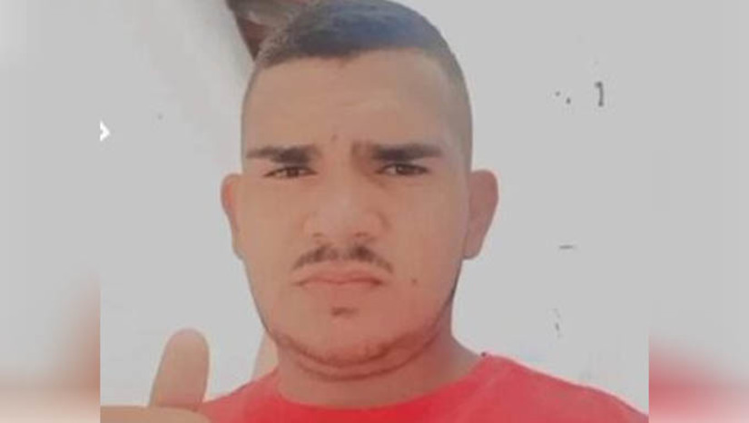 Imagem 1 - Jovem de 19 anos é morto a tiros às margens da BR-304, em Mossoró. O crime aconteceu no início da tarde desta quinta-feira (19), nas proximidades do Dom Jaime Câmara, na saída para Natal. A vítima foi identificada como Nelson Martins de Oliveira Filho, de 19 anos. O corpo dele foi avistado por populares, próximo a uma cerca, em uma via carroçável. O jovem foi assassinado com vários disparos de arma de fogo, mas não houve testemunhas do crime. A polícia civil vai investigar o caso. Imagem 1 - Jovem de 19 anos é morto a tiros às margens da BR-304, em Mossoró. O crime aconteceu no início da tarde desta quinta-feira (19), nas proximidades do Dom Jaime Câmara, na saída para Natal. A vítima foi identificada como Nelson Martins de Oliveira Filho, de 19 anos. O corpo dele foi avistado por populares, próximo a uma cerca, em uma via carroçável. O jovem foi assassinado com vários disparos de arma de fogo, mas não houve testemunhas do crime. A polícia civil vai investigar o caso.