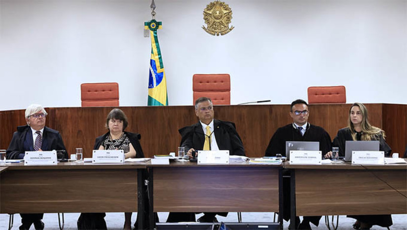 Imagem 1 - Dino determina prazos para que União, estados e Judiciário cumpram medidas de combate a incêndios . Entre as determinações está a de que as corregedorias dos TJ de 10 estados da Amazônia e do Pantanal e dos TRFs da Primeira e da Terceira Região identifiquem, no prazo de 30 dias, os inquéritos e processos que tratam sobre crimes ambientais em suas regiões. Ao Ministério do Meio Ambiente e ao BNDES foi requerida manifestação sobre projetos emergenciais pendentes de análise, incluindo o projeto emergencial do Estado do Amazonas para uso de recursos do Fundo Amazônia, do qual o BNDES é o gestor. Quanto ao IBAMA e os 10 estados presentes na audiência, estes deverão, em 30 dias, apresentar relatório a partir de fiscalização conjunta que deverá ser realizada nos municípios que concentram 85% dos focos de calor. Imagem 1 - Dino determina prazos para que União, estados e Judiciário cumpram medidas de combate a incêndios . Entre as determinações está a de que as corregedorias dos TJ de 10 estados da Amazônia e do Pantanal e dos TRFs da Primeira e da Terceira Região identifiquem, no prazo de 30 dias, os inquéritos e processos que tratam sobre crimes ambientais em suas regiões. Ao Ministério do Meio Ambiente e ao BNDES foi requerida manifestação sobre projetos emergenciais pendentes de análise, incluindo o projeto emergencial do Estado do Amazonas para uso de recursos do Fundo Amazônia, do qual o BNDES é o gestor. Quanto ao IBAMA e os 10 estados presentes na audiência, estes deverão, em 30 dias, apresentar relatório a partir de fiscalização conjunta que deverá ser realizada nos municípios que concentram 85% dos focos de calor.