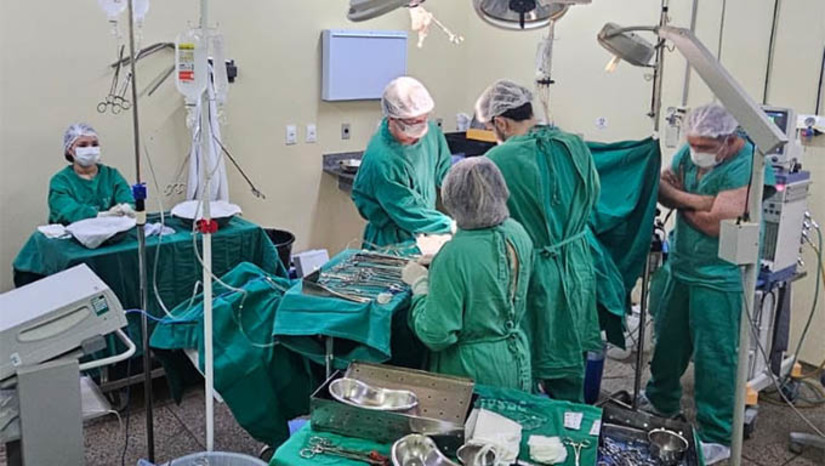 Imagem 1 -  Mais uma captação de órgãos para transplante é realizada no HRTM. O procedimento, o quarto realizado no ano de 2024 no Hospital Regional de Mossoró, aconteceu nesta sexta-feira (20). A doadora foi uma idosa, que sofreu um acidente vascular cerebral. Na oportunidade, os profissionais captaram rins, que foram direcionados a Belo Horizonte, no estado de Minas Gerais, e o fígado, que foi para Fortaleza, no Ceará. 