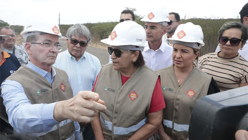 Imagem 1 - A governadora Fátima Bezerra esteve nessa sexta-feira (20), nos municípios de São Paulo do Potengi e São Tomé, acompanhando o andamento das obras de restauração da rodovia RN-120 e da RN-203, conhecida como Estrada da Produção. As obras fazem parte do Programa de Recuperação de Estradas do Governo do Estado, que busca melhorar a infraestrutura rodoviária e fomentar o desenvolvimento econômico local. São estradas que têm mais de vinte, trinta, quarenta, cinquenta anos. E, pela primeira vez estão passando por uma restauração de verdade, com muito rigor, segurança e qualidade técnica”, afirmou a governadora Fátima Bezerra. Imagem 1 - A governadora Fátima Bezerra esteve nessa sexta-feira (20), nos municípios de São Paulo do Potengi e São Tomé, acompanhando o andamento das obras de restauração da rodovia RN-120 e da RN-203, conhecida como Estrada da Produção. As obras fazem parte do Programa de Recuperação de Estradas do Governo do Estado, que busca melhorar a infraestrutura rodoviária e fomentar o desenvolvimento econômico local. São estradas que têm mais de vinte, trinta, quarenta, cinquenta anos. E, pela primeira vez estão passando por uma restauração de verdade, com muito rigor, segurança e qualidade técnica”, afirmou a governadora Fátima Bezerra.