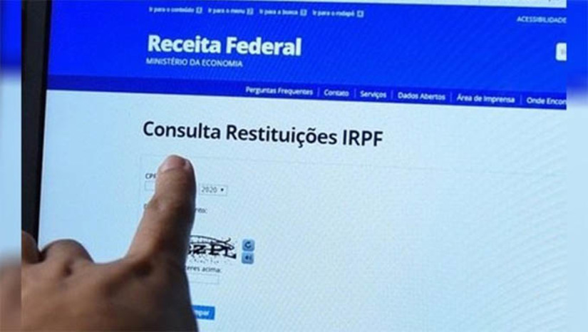 Imagem 1 - Receita Federal abre consulta ao quinto lote de restituição do IRPF 2024. A consulta foi aberta às 10h desta segunda-feira (23). Esse lote contempla também restituições residuais de exercícios anteriores. O crédito bancário das 511.025 restituições será realizado ao longo do dia 30 de setembro, no valor total de R$ 1.032.907.305,12. Desse total, R$ 435.272.217,34 referem-se ao quantitativo de restituições de contribuintes que possuem prioridade legal. Para saber se a restituição está disponível, o contribuinte deve acessar a página da Receita na internet, clicar em "Meu Imposto de Renda" e, em seguida, em "Consultar a Restituição". Imagem 1 - Receita Federal abre consulta ao quinto lote de restituição do IRPF 2024. A consulta foi aberta às 10h desta segunda-feira (23). Esse lote contempla também restituições residuais de exercícios anteriores. O crédito bancário das 511.025 restituições será realizado ao longo do dia 30 de setembro, no valor total de R$ 1.032.907.305,12. Desse total, R$ 435.272.217,34 referem-se ao quantitativo de restituições de contribuintes que possuem prioridade legal. Para saber se a restituição está disponível, o contribuinte deve acessar a página da Receita na internet, clicar em "Meu Imposto de Renda" e, em seguida, em "Consultar a Restituição".