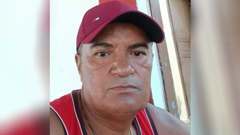 Imagem 1 - Motociclista morre ao colidir moto em poste no município de Patu. O acidente aconteceu no final da tarde deste domingo (22), no bairro Nova Patu. Segundo informações da polícia militar, a vítima fatal foi identificada como Wilson dos Santos Oliveira. Ele estava pilotando uma motocicleta, quando perdeu o controle do veículo e colidiu em um poste. Quando os policiais chegaram ao local, o condutor já estava sem vida. Um outro homem, que seguia como passageiro da motocicleta, sofreu algumas lesões, mas foi socorrido com vida para o hospital. Imagem 1 - Motociclista morre ao colidir moto em poste no município de Patu. O acidente aconteceu no final da tarde deste domingo (22), no bairro Nova Patu. Segundo informações da polícia militar, a vítima fatal foi identificada como Wilson dos Santos Oliveira. Ele estava pilotando uma motocicleta, quando perdeu o controle do veículo e colidiu em um poste. Quando os policiais chegaram ao local, o condutor já estava sem vida. Um outro homem, que seguia como passageiro da motocicleta, sofreu algumas lesões, mas foi socorrido com vida para o hospital.