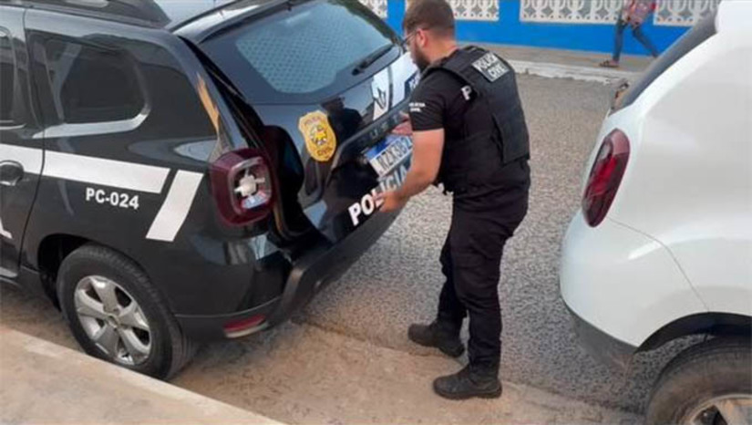 Imagem 1 - Polícia Civil prende suspeito por tráfico de drogas e associação criminosa em Luís Gomes. O suspeito é um homem de 21 anos. A prisão aconteceu durante o cumprimento de um mandado de busca e apreensão, expedido pelo Poder Judiciário, na residência dele. Durante a realização das diligências, os policiais apreenderam no imóvel apetrechos utilizados no tráfico de drogas, como uma balança de precisão, munições, porções de maconha, uma quantia em dinheiro fracionado e uma arma de fogo. Imagem 1 - Polícia Civil prende suspeito por tráfico de drogas e associação criminosa em Luís Gomes. O suspeito é um homem de 21 anos. A prisão aconteceu durante o cumprimento de um mandado de busca e apreensão, expedido pelo Poder Judiciário, na residência dele. Durante a realização das diligências, os policiais apreenderam no imóvel apetrechos utilizados no tráfico de drogas, como uma balança de precisão, munições, porções de maconha, uma quantia em dinheiro fracionado e uma arma de fogo.