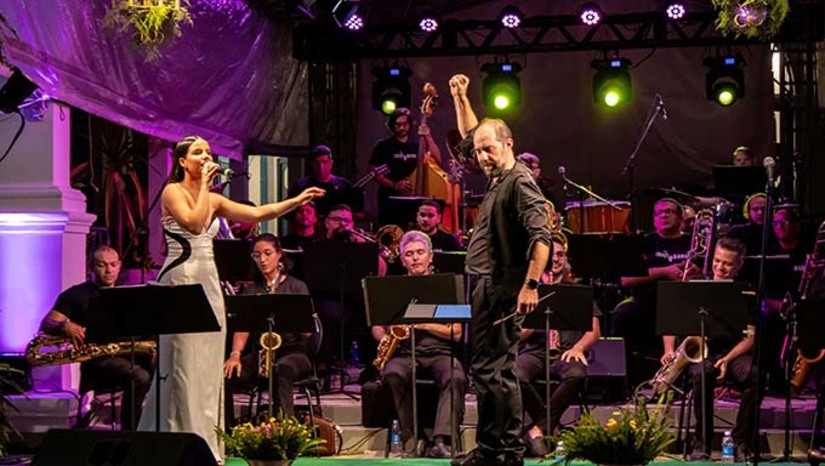 Imagem 1 - O show acontece sexta- feira (27), às 19h e acontece no SESI Escola Mossoró. O evento é promovido pelo SESI/RN através do SESI Cultura, em uma das suas frentes de trabalho, o SESI Circuito Cultural. O Concerto faz parte de uma circulação de eventos envolvendo os vencedores do Festival do Industriário 2024, de cada região participante, junto a SESI Big Band e a cantora Bia Gurgel. Já passou por Natal, agora desembarca em Mossoró e, por fim, em outubro, Caicó. Conta com direção e produção cultural de Diana Fontes. Imagem 1 - O show acontece sexta- feira (27), às 19h e acontece no SESI Escola Mossoró. O evento é promovido pelo SESI/RN através do SESI Cultura, em uma das suas frentes de trabalho, o SESI Circuito Cultural. O Concerto faz parte de uma circulação de eventos envolvendo os vencedores do Festival do Industriário 2024, de cada região participante, junto a SESI Big Band e a cantora Bia Gurgel. Já passou por Natal, agora desembarca em Mossoró e, por fim, em outubro, Caicó. Conta com direção e produção cultural de Diana Fontes.