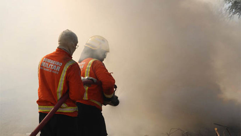 Imagem 1 - Dez bombeiros do RN irão reforçar combate a incêndios na fronteira entre Brasil e Bolívia. Os militares do estado serão enviados para ajudar nas operações nesta quarta-feira (25). A missão é parte de uma cooperação humanitária coordenada pelo Ministério das Relações Exteriores, em resposta ao aumento significativo dos focos de incêndio na região, que abrange aproximadamente 133 km. As queimadas ameaçam comunidades indígenas e importantes áreas de preservação ambiental, como o Parque Estadual de Corumbiara, em Rondônia, e o Parque Estadual Ricardo Franco, no Mato Grosso. Imagem 1 - Dez bombeiros do RN irão reforçar combate a incêndios na fronteira entre Brasil e Bolívia. Os militares do estado serão enviados para ajudar nas operações nesta quarta-feira (25). A missão é parte de uma cooperação humanitária coordenada pelo Ministério das Relações Exteriores, em resposta ao aumento significativo dos focos de incêndio na região, que abrange aproximadamente 133 km. As queimadas ameaçam comunidades indígenas e importantes áreas de preservação ambiental, como o Parque Estadual de Corumbiara, em Rondônia, e o Parque Estadual Ricardo Franco, no Mato Grosso.