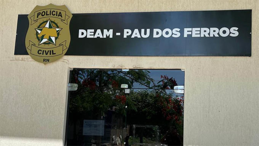 Imagem 1 -  Suspeito de agredir e ameaçar a vida da companheira é preso em Pau dos Ferros. A prisão em flagrante do suspeito foi realizada nesta quarta-feira (25), pela equipe da Deam e pela polícia militar.  A vítima compareceu à delegacia relatando que havia sido empurrada e ameaçada de morte pelo investigado. O homem, de 29 anos, já havia sido preso anteriormente por roubo, associação criminosa e tráfico de drogas, e no momento da prisão utilizava tornozeleira eletrônica. Além disso, há indícios de que ele faz parte de uma organização criminosa.