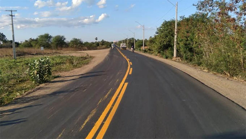 Imagem 1 -  Fátima Bezerra cumpre agenda em Mossoró e inaugura trecho da RN-117 nesta quinta, 26. Ao longo de três dias, o Governo do RN realizará ações governamentais e irá vistoriar obras, ouvir a população e técnicos envolvidos, cumprindo agendas nas áreas de infraestrutura, educação e segurança pública no município de Mossoró e região. Além de inaugurar trecho da RN-117, na agenda da governadora nesta quinta-feira (26), também está a assinatura de contratos do Polo Gás Sal e vistoria a obras da estrada Dehon Caenga, entre os municípios de Tibau a Grossos.