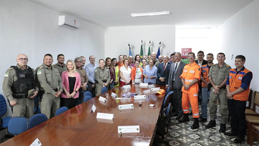 Imagem 1 - Secretário de segurança apresenta dados sobre o combate à violência e criminalidade no RN. Na manhã desta quinta-feira (26) a governadora Fátima Bezerra participou da reunião sobre o Plano Estadual de Segurança Pública e Defesa Social (PESP). O encontro aconteceu na Reitoria da Uern, em Mossoró, e reuniu a cúpula da segurança pública do RN. Na ocasião, o Coronel Araújo, secretário de segurança do estado, fez um breve resumo sobre a atual situação da segurança pública no RN, com índices e dados sobre o combate à violência e criminalidade e os investimentos que vêm sendo realizados na área. Imagem 1 - Secretário de segurança apresenta dados sobre o combate à violência e criminalidade no RN. Na manhã desta quinta-feira (26) a governadora Fátima Bezerra participou da reunião sobre o Plano Estadual de Segurança Pública e Defesa Social (PESP). O encontro aconteceu na Reitoria da Uern, em Mossoró, e reuniu a cúpula da segurança pública do RN. Na ocasião, o Coronel Araújo, secretário de segurança do estado, fez um breve resumo sobre a atual situação da segurança pública no RN, com índices e dados sobre o combate à violência e criminalidade e os investimentos que vêm sendo realizados na área.