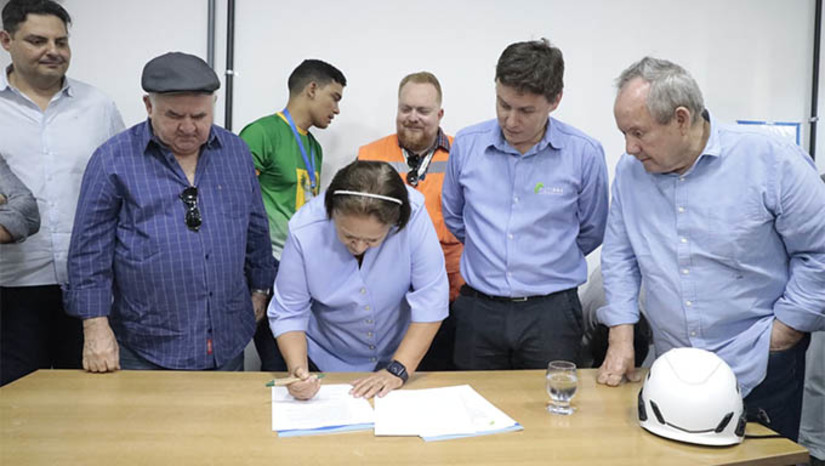 Imagem 1 - Postos FAN e CIMSAL se juntam a Usibras no uso de gás natural via Potigás. O governo do estado formalizou a adesão destas empresas ao projeto do gasoduto Mossoró-Areia Branca, do Polo Gás Sal, nesta quinta-feira (26), durante visita à fábrica de beneficiamento de castanha de caju USIBRAS. Com o gás natural canalizado, a região da Costa Branca será beneficiada com a redução da emissão de poluentes, tendo em vista que o gás natural tem queima mais limpa que os combustíveis utilizados atualmente pelas indústrias e comércios do local. Além disso, o uso do gás reduz o trânsito de veículos pesados na BR-110 com transporte de grandes botijões que abasteciam esses estabelecimentos. Imagem 1 - Postos FAN e CIMSAL se juntam a Usibras no uso de gás natural via Potigás. O governo do estado formalizou a adesão destas empresas ao projeto do gasoduto Mossoró-Areia Branca, do Polo Gás Sal, nesta quinta-feira (26), durante visita à fábrica de beneficiamento de castanha de caju USIBRAS. Com o gás natural canalizado, a região da Costa Branca será beneficiada com a redução da emissão de poluentes, tendo em vista que o gás natural tem queima mais limpa que os combustíveis utilizados atualmente pelas indústrias e comércios do local. Além disso, o uso do gás reduz o trânsito de veículos pesados na BR-110 com transporte de grandes botijões que abasteciam esses estabelecimentos.
