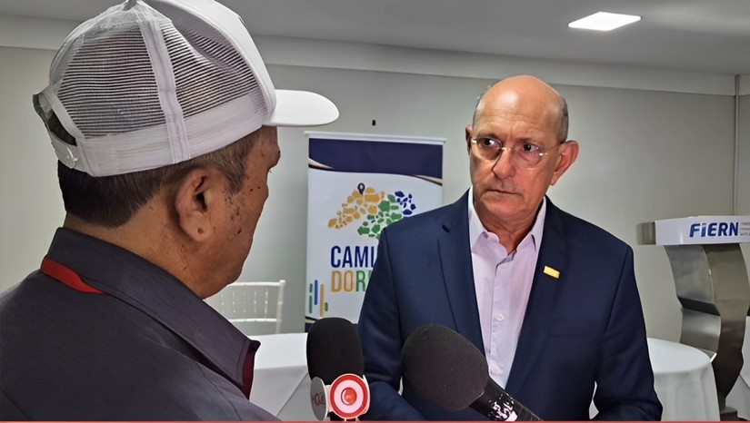   Presidente Roberto Serquiz, em contato com o MOSSORÓ HOJE, explicou que não temos portos, devido ao mar na costa do RN ser raso, não temos rodovias e nem ferrovias. Propõe uma ferrovia partindo de Mossoró e interligando a transnordestina, em Souza/PB. Quanto ao licenciamento, Serquiz observa a necessidade de mudar em três pontos: atualizar a legislação ambiental, é dá a autonomia ao órgão licenciador e decentralizar o licenciamento para os municípios, deixando com o IDEMA apenas os grandes empreendimentos.