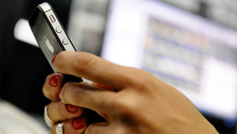 Imagem 1 -  Golpes digitais vitimaram 24% dos brasileiros com mais de 16 anos nos últimos 12 meses. De acordo com o estudo “Panorama Político 2024: apostas esportivas, golpes digitais e endividamento”, a distribuição dos golpes é uniforme em todas as regiões do país, quando consideradas as margens de erro. Os menores índices ocorrem nos estados do Ceará (17%) e do Piauí (18%). Ao todo, são mais de 40,85 milhões de pessoas que perderam dinheiro em função de algum crime cibernético. Os dados são de uma pesquisa divulgada nesta terça-feira (1º) pelo Instituto DataSenado.