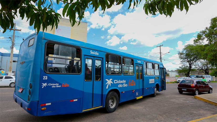 Imagem 1 -  Operação do transporte coletivo gratuito em Mossoró contemplará todo horário de votação. Ao todo, dez linhas estarão funcionando no domingo (6), dia do primeiro turno das eleições municipais. A gratuidade atende a uma decisão do STF que afirma que o poder público tem o dever de fornecer serviço gratuito de transporte coletivo nos dias de eleições. Todas as linhas farão a operação do transporte coletivo ao longo do dia, contemplando todo o horário de votação; confira as linhas e itinerários completos.