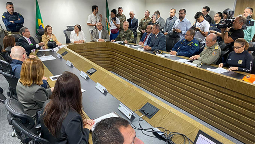 Imagem 1 - Governo do Rio Grande do Norte divulga balanço de crimes eleitorais . O Centro Integrado de Comando e Controle Estadual (CICCE) foi montado na Secretaria da Segurança Pública e da Defesa Social (SESED) com o objetivo de registrar as ocorrências e monitorar todas as ações de segurança pública realizadas ao longo da Operação Eleições 2024. Na ocasião, o secretário titular da pasta, coronel Francisco Araújo Silva, apresentou um balanço dos crimes eleitorais registrados até às 11h. Imagem 1 - Governo do Rio Grande do Norte divulga balanço de crimes eleitorais . O Centro Integrado de Comando e Controle Estadual (CICCE) foi montado na Secretaria da Segurança Pública e da Defesa Social (SESED) com o objetivo de registrar as ocorrências e monitorar todas as ações de segurança pública realizadas ao longo da Operação Eleições 2024. Na ocasião, o secretário titular da pasta, coronel Francisco Araújo Silva, apresentou um balanço dos crimes eleitorais registrados até às 11h.