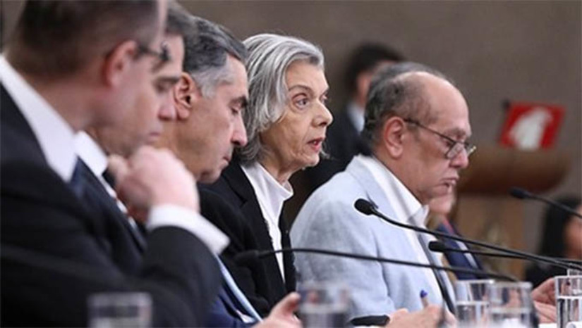   Presidente do TSE diz que o 1º turno das eleições municipais ocorreu dentro do previsto. Ainda neste domingo (6), a ministra Cármen Lúcia apresentou um balanço do 1º turno das Eleições Municipais de 2024, realizado em 5.569 cidades do país. A votação se encerrou às 17h do horário de Brasília, e às 17h10 foi anunciado o resultado da eleição no primeiro município brasileiro a totalizar os dados: São Cristóvão do Sul (SC). “Isso é o exemplo da eficiência da Justiça Eleitoral, que vem se aperfeiçoando para que se chegue a esses resultados”, destacou. Às 21h, quase 98% das urnas já haviam sido apuradas. 