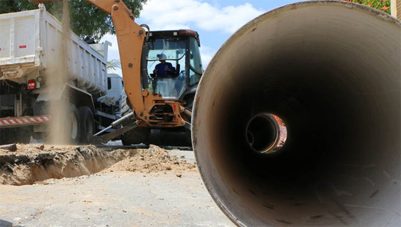 Imagem 1 -  A via está liberada desde antes da eleição para facilitar deslocamento devido à proximidade com o Tribunal Regional Eleitoral, localizado no bairro Abolição 2, em Mossoró. A via ficará interditada no sentido Abolição/Centro nas duas faixas, a partir das 8h da segunda-feira (14). Então a recomendação é que os motoristas evitem o trecho durante a execução do trabalho. O serviço visa a implantação de tubos da adutora Apodi/Mossoró.