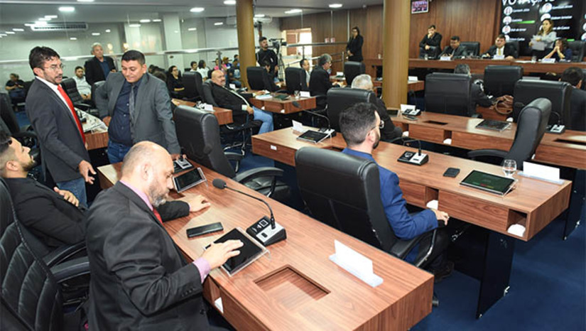 Imagem 1 -  Vereadores vão debater a proposta do Orçamento da Prefeitura de 2025 no dia 17 . O tema será debatido em audiência pública, marcada para às 9h. A reunião é aberta aos diversos segmentos da sociedade que, além dos vereadores, terão oportunidade de tirar dúvidas e fazer considerações sobre a proposta orçamentária. A audiência pública compõe o ciclo de análise do projeto do Orçamento na Câmara de Mossoró. Esse ciclo é previsto no calendário oficial do Legislativo, anunciado em plenário na sessão de ontem (8). 
