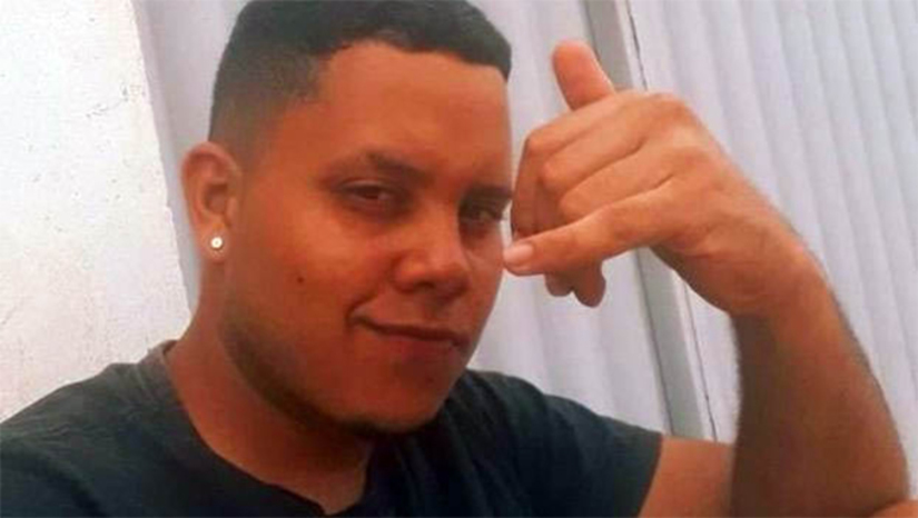 Imagem 1 - Vigilante suspeito de matar jovem de 22 anos na Maisa é preso pela polícia civil. O suspeito, um homem de 29 anos, foi preso nesta quinta-feira (10), pela equipe da 16ª DHPP. Ele seria o autor do homicídio de Darlyson Ramon Ferreira da Silva, de 22 anos, ocorrido no dia 28 de março de 2024, no Assentamento Oziel Alves. A motivação do crime, segundo a polícia civil, teria sido um descontentamento por parte do suspeito, que era vigilante e tomou conhecimento de que a vítima fazia o uso de drogas e estaria comercializando entorpecentes na localidade. Ele também é investigado pela suposta participação em outros homicídios ocorridos na região da Maísa. Imagem 1 - Vigilante suspeito de matar jovem de 22 anos na Maisa é preso pela polícia civil. O suspeito, um homem de 29 anos, foi preso nesta quinta-feira (10), pela equipe da 16ª DHPP. Ele seria o autor do homicídio de Darlyson Ramon Ferreira da Silva, de 22 anos, ocorrido no dia 28 de março de 2024, no Assentamento Oziel Alves. A motivação do crime, segundo a polícia civil, teria sido um descontentamento por parte do suspeito, que era vigilante e tomou conhecimento de que a vítima fazia o uso de drogas e estaria comercializando entorpecentes na localidade. Ele também é investigado pela suposta participação em outros homicídios ocorridos na região da Maísa.