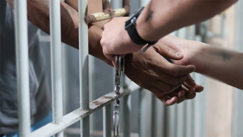 Imagem 1 -  Condenado a 22 anos e oito meses pelo crime de estupro de vulnerável é preso em Apodi. A prisão do criminoso, um homem de 41 anos, aconteceu nesta quinta-feira (10), na zona rural de Apodi. De acordo com as investigações, o homem foi condenado pelo crime no ano de 2016, no município de Caraúbas. Conforme a decisão judicial, ele teria praticado atos libidinosos com a própria enteada, que na época era uma adolescente. Após os procedimentos, o homem foi encaminhado ao sistema prisional, onde deverá iniciar o cumprimento de sua pena.