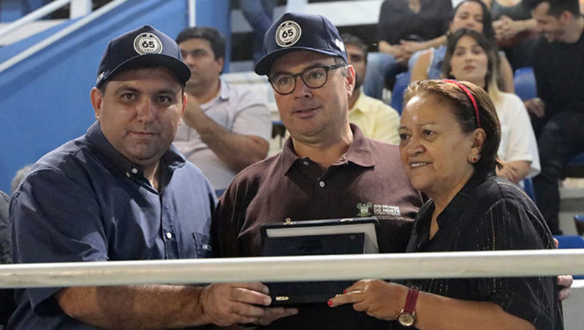 Imagem 1 -  A revelação foi feita pelo secretário  Guilherme Saldanha (ao centro na foto), da Agricultura, da Pecuária e da Pesca, na Abertura da Festa do Boi 2024. Em 2017, a produção de leite no RN era de 350 mil litros de leite de vaca. Em 2024, este número está em 750 mil. "Crescemos em todos os setores: na fruticultura, na cana de açúcar, na agroindústria, na produção de ovos, na criação de camarão. Este ano, as exportações da fruticultura devem chegar a 200 milhões de dólares (R$ 1,1 bilhão pelo câmbio atual). 