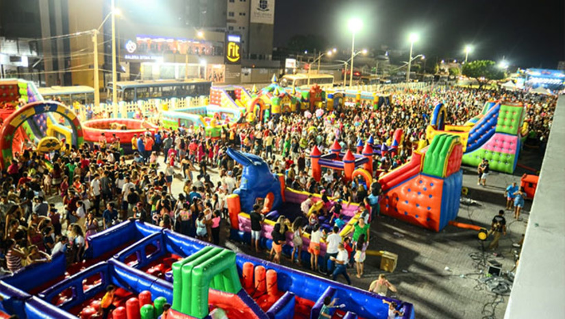Imagem 1 -  O evento recebeu grande número de famílias mossoroenses com muitas brincadeiras, tanto na zona urbana como da zona rural, em sua segunda edição.  A Festa das Crianças contou ainda com a participação da Cia Máscara, Ensopado de Histórias e do Grupo Diocecena com cantigas para dançar, levando ao público várias atrações, como Dedezinho e sua turma, Tote Barreto, Turma do Chaves, funcional kids e muito mais. Além disso, houve brincadeiras, pintura facial, brinquedos infláveis e oferta de algodão-doce, pipoca, refrigerante, cachorro-quente e picolé. 