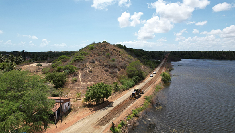 Imagem 1 -  RN-221 de acesso à São Miguel do Gostoso começa a ser recuperada. O município é um dos destinos turísticos mais buscados do RN. Inserida no Programa de Restauração de Rodovias Estaduais, a obra contempla 15,9 quilômetros de extensão, partindo do trevo no entroncamento da BR-101, cruzando a área urbana de São Miguel do Gostoso, e seguindo até o entroncamento da RN-022, que faz a ligação da região de Baixa Verde com o Litoral Nordeste Potiguar. 