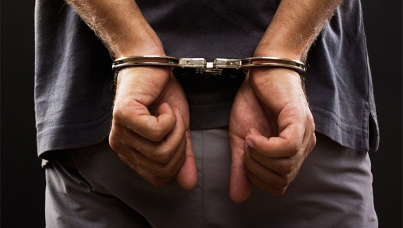 Imagem 1 -  Suspeito de tentar matar policial penal da Paraíba é preso em Luís Gomes. A prisão do suspeito aconteceu na sexta-feira (11), mas só foi divulgada nesta segunda-feira (14). A ação contou com a atuação conjunta da Polícia Militar. Segundo o delegado Ruan Gabriel, no dia 10 de outubro, dois suspeitos em uma moto, armados com uma espingarda calibre 12, dispararam contra a vítima, que conseguiu fugir sem ser atingida. No dia seguinte, a equipe policial recebeu informações sobre a localização dos suspeitos em uma residência próxima a um hospital da região e conseguiu prender um deles em flagrante. As investigações continuam para identificar e capturar o segundo envolvido.