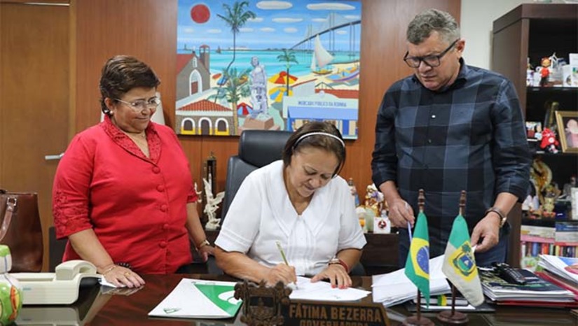 Imagem 1 -  Serão executados serviços de reforma e manutenção na Escola Estadual Professora Zenilda Maia Gama (Apodi), Escola José Ferreira da Costa (Rafael Fernandes), Escola Zenon de Souza, (Umarizal) e as escolas Roberto Rodrigues Krause, Professora Maria Araújo e o Centro Estadual de Educação Professional Lurdinha Guerra, localizadas em Parnamirim. Com essas assinaturas o Governo do Estado totaliza 115 ordens de serviço em 2024 que se somam às 131 escolas da rede estadual que passaram por obras de manutenção, reforma ou ampliação durante o biênio 2023-2024. O investimento será de de R$ 2,5 milhões.