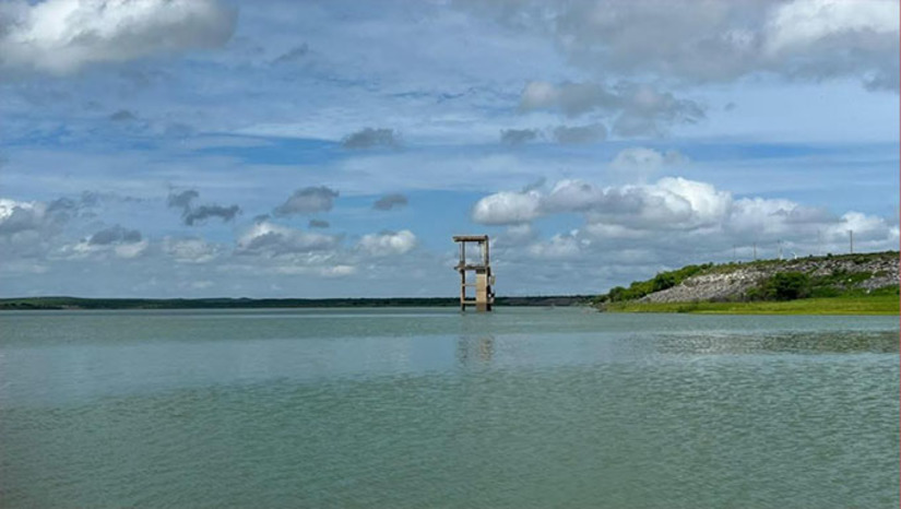 Imagem 1 -  O maior reservatório do Rio Grande do Norte, barragem Engenheiro Armando Ribeiro Gonçalves, está com 73,90% de sua capacidade armazenamento de 2,4 bilhões de metros cúbicos de água e o segundo maior reservatório, A Barragem de Santa Cruz, está com 75,32% de sua capacidade de 600 milhões de metros cúbicos de água; Estes dois reservatórios são fundamentais no abastecimento humano na região Central, Vale do Açu, Seridó Mossoró e Alto Oeste Potiguar.