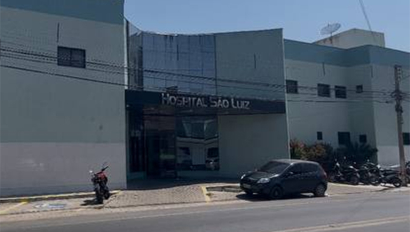 Imagem 1 - UTI do Hospital São Luiz passa por princípio de incêndio; pacientes foram transferidos. Segundo o diretor-clínico do hospital, Dr. Dário Giordano, o incidente aconteceu durante a madrugada desta terça-feira (15). Sete pacientes estavam internados na unidade no momento em que as chamas começaram, a partir de um curto-circuito em um ar-condicionado. O médico explicou que os pacientes foram rapidamente retirados do local para outras alas e, após estabilizados, transferidos para outros hospitais do município de Mossoró. “Graças a Deus, apenas danos materiais”, afirmou o médico. Imagem 1 - UTI do Hospital São Luiz passa por princípio de incêndio; pacientes foram transferidos. Segundo o diretor-clínico do hospital, Dr. Dário Giordano, o incidente aconteceu durante a madrugada desta terça-feira (15). Sete pacientes estavam internados na unidade no momento em que as chamas começaram, a partir de um curto-circuito em um ar-condicionado. O médico explicou que os pacientes foram rapidamente retirados do local para outras alas e, após estabilizados, transferidos para outros hospitais do município de Mossoró. “Graças a Deus, apenas danos materiais”, afirmou o médico.