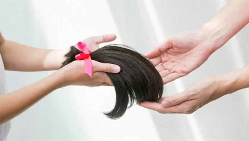 Imagem 1 -  Uern promove ação com corte de cabelo solidário para doação e confecção de perucas. A iniciativa acontecerá no Campus Mossoró, nesta quarta-feira (16), das 8h às 11h. A ação faz parte da programação em alusão ao Outubro Rosa, que visa a conscientização sobre a importância da prevenção e do diagnóstico precoce do câncer de mama e, mais recentemente, do câncer de colo do útero.