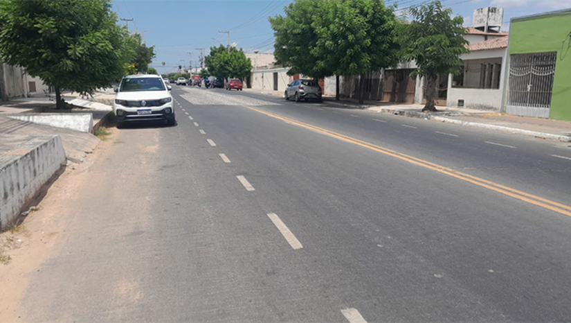 Imagem 1 - Obra de substituição de tubulação de esgoto em Mossoró será iniciada na segunda, 21. O trabalho será realizado na Avenida Alberto Maranhão, no Bom Jardim, e deverá durar aproximadamente dois meses, sendo realizado em etapas, minimizando os impactos de obras dessa natureza. A orientação é que, a partir da 8h horas da segunda-feira (21), os motoristas procurem ruas alternativas e evitem o trecho da Avenida Alberto Maranhão, entre a Rua Delfin Moreira e a Rua Afonso Pena. No serviço estão sendo investidos R$ 2,1 milhões com recursos próprios. Imagem 1 - Obra de substituição de tubulação de esgoto em Mossoró será iniciada na segunda, 21. O trabalho será realizado na Avenida Alberto Maranhão, no Bom Jardim, e deverá durar aproximadamente dois meses, sendo realizado em etapas, minimizando os impactos de obras dessa natureza. A orientação é que, a partir da 8h horas da segunda-feira (21), os motoristas procurem ruas alternativas e evitem o trecho da Avenida Alberto Maranhão, entre a Rua Delfin Moreira e a Rua Afonso Pena. No serviço estão sendo investidos R$ 2,1 milhões com recursos próprios.