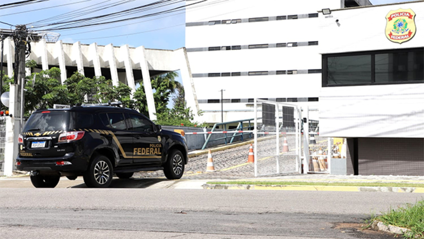 Imagem 1 - Ex-servidora da Sesap condenada pelo crime de peculato é presa em Parnamirim. A prisão aconteceu nesta terça-feira (15), em um endereço comercial localizado no bairro de Emaús. A mulher, de 57 anos, foi condenada a 5 anos, 5 meses e 10 dias de reclusão, em regime semiaberto, pelo crime de peculato. Conforme a sentença, a então servidora atuava na Secretaria Estadual de Saúde Pública (SESAP) no ano de 2008, e estava envolvida em um esquema de concessão indevida de pagamentos de diárias a terceiros, mediante inserção de dados falsos, sendo os valores repartidos entre os participantes do esquema criminoso. Imagem 1 - Ex-servidora da Sesap condenada pelo crime de peculato é presa em Parnamirim. A prisão aconteceu nesta terça-feira (15), em um endereço comercial localizado no bairro de Emaús. A mulher, de 57 anos, foi condenada a 5 anos, 5 meses e 10 dias de reclusão, em regime semiaberto, pelo crime de peculato. Conforme a sentença, a então servidora atuava na Secretaria Estadual de Saúde Pública (SESAP) no ano de 2008, e estava envolvida em um esquema de concessão indevida de pagamentos de diárias a terceiros, mediante inserção de dados falsos, sendo os valores repartidos entre os participantes do esquema criminoso.