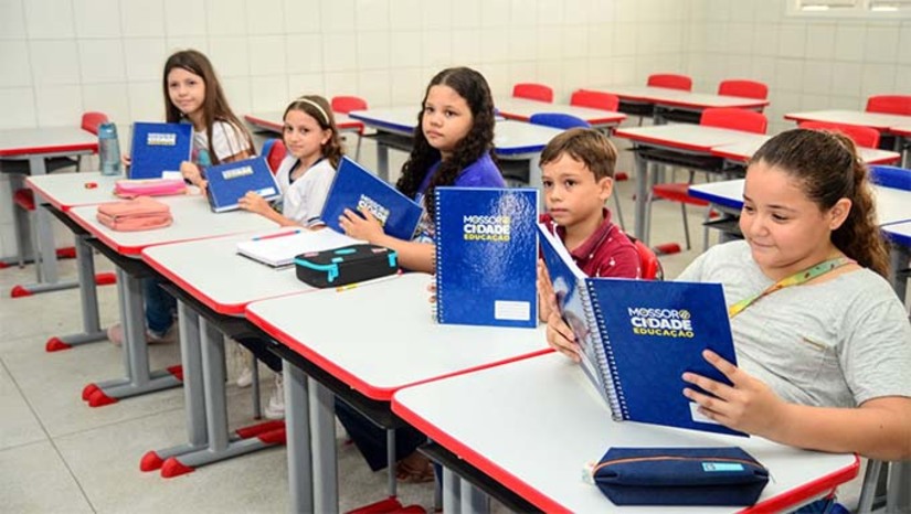 Imagem 1 - Com salas modernas e equipadas, a escola se torna um espaço mais acolhedor e estimulante, promovendo o desenvolvimento educacional da comunidade, garantindo 120 novas vagas. As novas salas de aula não apenas ampliam a capacidade de atendimento da escola, mas também melhoram a infraestrutura educacional de maneira geral. Isso facilita a implementação de metodologias ativas de ensino, possibilitando uma maior interação entre alunos e professores. Além disso, as novas instalações garantem mais conforto e segurança para todos, criando um ambiente favorável ao aprendizado. Imagem 1 - Com salas modernas e equipadas, a escola se torna um espaço mais acolhedor e estimulante, promovendo o desenvolvimento educacional da comunidade, garantindo 120 novas vagas. As novas salas de aula não apenas ampliam a capacidade de atendimento da escola, mas também melhoram a infraestrutura educacional de maneira geral. Isso facilita a implementação de metodologias ativas de ensino, possibilitando uma maior interação entre alunos e professores. Além disso, as novas instalações garantem mais conforto e segurança para todos, criando um ambiente favorável ao aprendizado.