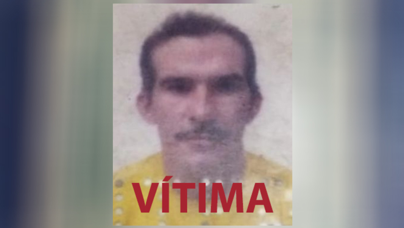 Imagem 1 -  Suspeito de matar amigo, tocar fogo no corpo e fugir com os pertences dele é preso em Baraúna. A prisão do suspeito, um homem de 43 anos, aconteceu nesta terça-feira (15). Ele foi encontrado com a motocicleta da vítima e confessou o crime. Damião Rodrigues de Medeiros [FOTO], de 48 anos, foi assassinado no dia 3 de outubro de 2024, na cidade de Jaguaruana/CE. Segundo informações da Polícia Civil, a vítima tinha dado abrigo ao suspeito há cerca de 2 meses, no município de Baraúna. No dia do crime, os dois teriam ido pescar no município cearense, quando houve uma discussão e o suspeito deu um soco na vítima, que caiu e bateu com a cabeça no tronco de uma árvore, resultando em sua morte. Em seguida, o suspeito botou fogo no corpo e fugiu do local com os pertences e a motocicleta de Damião.