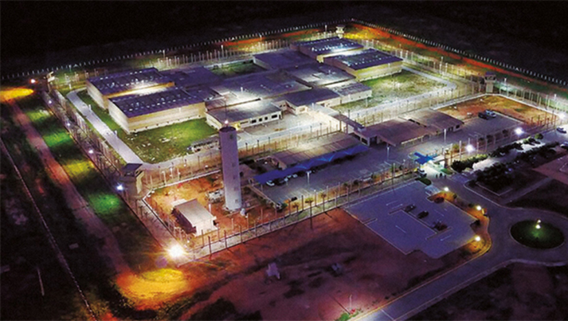 Imagem 1 - Traficantes rivais de Marcola são transferidos para o presídio federal em Mossoró. A informação foi confirmada pelo Metrópoles. Roberto Soriano, o Tiriça, Abel Pacheco de Andrade, o Vida Loka, e Wanderson Nilton de Paula Lima, o Andinho, eram da cúpula do PCC, mas foram expulsos da facção em 15 de fevereiro deste ano, após chamar Marcola, o líder máximo da organização, de delator. A transferência ocorreu nesta terça-feira (15). Anteriormente, o grupo estava custodiado na Penitenciária Federal de Brasília. Imagem 1 - Traficantes rivais de Marcola são transferidos para o presídio federal em Mossoró. A informação foi confirmada pelo Metrópoles. Roberto Soriano, o Tiriça, Abel Pacheco de Andrade, o Vida Loka, e Wanderson Nilton de Paula Lima, o Andinho, eram da cúpula do PCC, mas foram expulsos da facção em 15 de fevereiro deste ano, após chamar Marcola, o líder máximo da organização, de delator. A transferência ocorreu nesta terça-feira (15). Anteriormente, o grupo estava custodiado na Penitenciária Federal de Brasília.