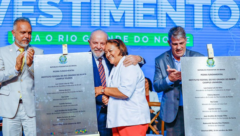 Imagem 1 - O projeto de duplicação da BR 304, contratado por mais de R$ 10 milhões, deve ficar pronto até dezembro de 2024 e o início das obras deve ocorrer no primeiro semestre de 2025. Além deste investimento, somando com 647 milhões destinados para Educação, o Governo Federal também anunciou que está investindo outros 640 milhões em saneamento, mobilidade urbana, habitação e assistência social. Os anúncios dos investimentos foram feitos durante visita do presidente Lula a Natal, nesta quarta-feira, 16. Imagem 1 - O projeto de duplicação da BR 304, contratado por mais de R$ 10 milhões, deve ficar pronto até dezembro de 2024 e o início das obras deve ocorrer no primeiro semestre de 2025. Além deste investimento, somando com 647 milhões destinados para Educação, o Governo Federal também anunciou que está investindo outros 640 milhões em saneamento, mobilidade urbana, habitação e assistência social. Os anúncios dos investimentos foram feitos durante visita do presidente Lula a Natal, nesta quarta-feira, 16.