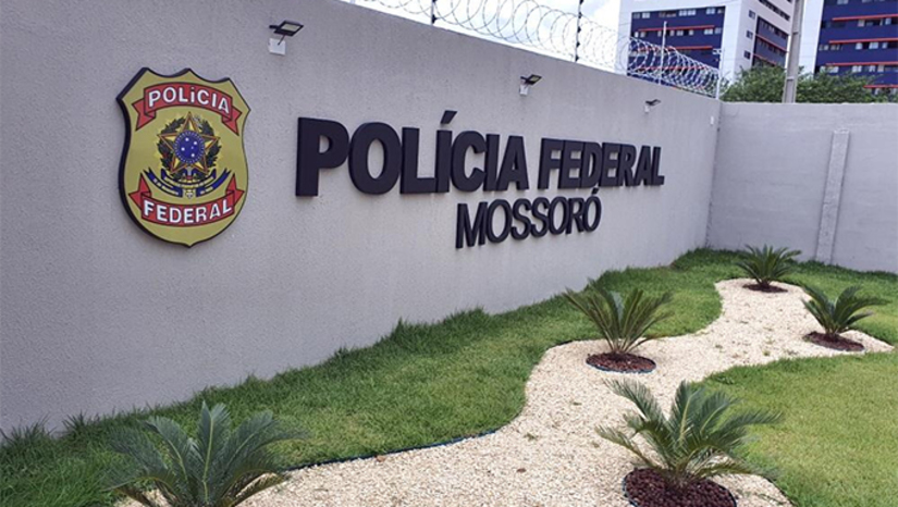 Imagem 1 - Facção com atuação em Mossoró estaria sendo reestruturada para substituir líderes presos. Na manhã desta quinta-feira (17) a Força Integrada de Combate ao Crime Organizado de Mossoró (FICCO) deflagrou a operação “Sindicato do Oeste”, com o objetivo de reprimir crimes praticados por integrantes de facção criminosa que atua fora e dentro dos presídios do RN. A ação resultou na prisão de quatro pessoas suspeitas de serem líderes da facção. Foram cumpridos 4 mandados de prisão e 4 de busca e apreensão domiciliar. Três pessoas foram autuadas em flagrante por porte ilegal de arma de fogo e tráfico de entorpecentes. Dentre os presos, um deles foi identificado como o chefe do tráfico de drogas do município de Tibau. Imagem 1 - Facção com atuação em Mossoró estaria sendo reestruturada para substituir líderes presos. Na manhã desta quinta-feira (17) a Força Integrada de Combate ao Crime Organizado de Mossoró (FICCO) deflagrou a operação “Sindicato do Oeste”, com o objetivo de reprimir crimes praticados por integrantes de facção criminosa que atua fora e dentro dos presídios do RN. A ação resultou na prisão de quatro pessoas suspeitas de serem líderes da facção. Foram cumpridos 4 mandados de prisão e 4 de busca e apreensão domiciliar. Três pessoas foram autuadas em flagrante por porte ilegal de arma de fogo e tráfico de entorpecentes. Dentre os presos, um deles foi identificado como o chefe do tráfico de drogas do município de Tibau.