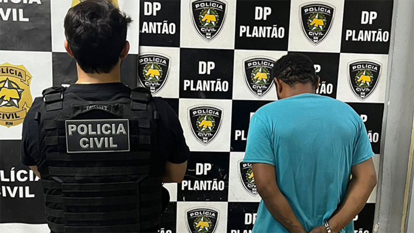 Imagem 1 - Suspeito de praticar uma série de roubos violentos é preso em Mossoró. O homem, de 34 anos, foi preso nesta quarta-feira (16), pela equipe da Defur. Ele é apontado como responsável por uma série de roubos violentos praticados, principalmente, contra mulheres e estava foragido da justiça. Após investigações, a equipe policial realizou diligências e conseguiu localizá-lo em uma residência no bairro Nova Mossoró. A prisão foi efetuada sem resistência. Imagem 1 - Suspeito de praticar uma série de roubos violentos é preso em Mossoró. O homem, de 34 anos, foi preso nesta quarta-feira (16), pela equipe da Defur. Ele é apontado como responsável por uma série de roubos violentos praticados, principalmente, contra mulheres e estava foragido da justiça. Após investigações, a equipe policial realizou diligências e conseguiu localizá-lo em uma residência no bairro Nova Mossoró. A prisão foi efetuada sem resistência.