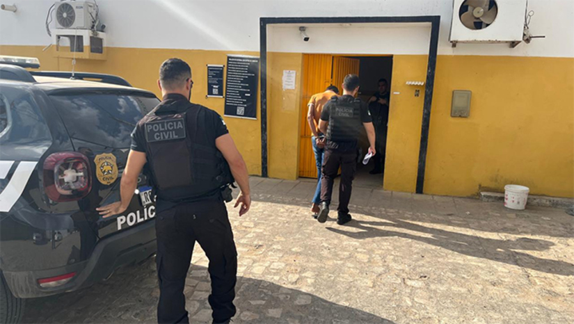Imagem 1 -  Condenado por estupro de vulnerável contra a prima de 5 anos é preso em Rafael Fernandes. A prisão do criminoso, um homem de 33 anos, foi realizada nesta quarta-feira (16), pela equipe da Deam de Pau dos Ferros. Contra ele havia um mandado de prisão em decorrência de sentença condenatória pelo crime, praticado no ano de 2022, contra a prima dele, uma criança que, na época, tinha apenas cinco anos. O homem foi condenado a uma pena de 10 anos e 4 meses de prisão em regime fechado .