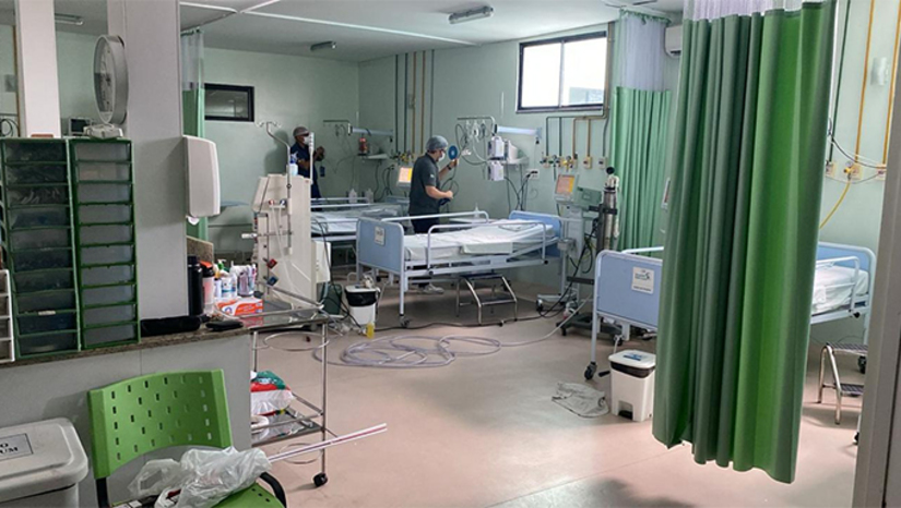 Imagem 1 -  Hospital São Luiz volta a realizar internações em UTI após princípio de incêndio no início da semana. Na madrugada da terça-feira (15), sete pacientes tiveram que ser removidos às pressas da UTI do hospital, após a sala passar por um princípio de incêndio. No dia, o diretor-clínico da unidade de saúde conversou com a reportagem do MOSSORÓ HOJE e informou que o hospital possuía duas salas de UTI, mas apenas uma em funcionamento. Neste caso a segunda sala passaria a ser utilizada até que fossem realizados reparos na que foi atingida pelas chamas. Nesta quinta-feira (17), a assessoria do São Luiz informou, por meio de nota, que os 10 leitos de UTI da unidade já estão aptos a receber pacientes.